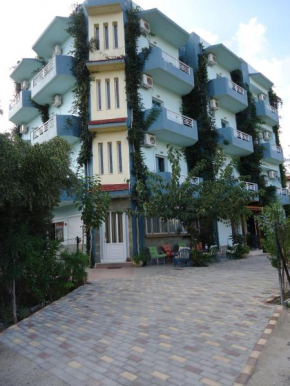 Гостиница Saloustros Apartments  Гази